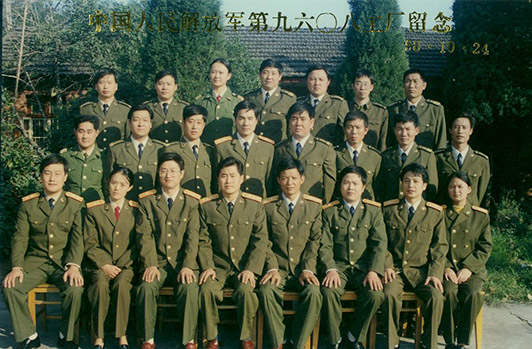 成立安徽神劍化工有限責(zé)任公司。為響應(yīng)中共中央、國務(wù)院、中央軍委的號(hào)召，管理團(tuán)隊(duì)放棄政府安置，懷揣實(shí)業(yè)報(bào)國的思想，公司軍轉(zhuǎn)民。