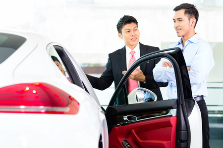 淺談汽車推銷員 角色、素材與視覺呈現(xiàn)